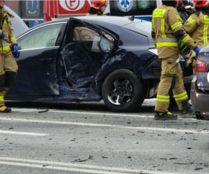 Zderzenie dwóch samochodów w Tarnowie. Trzy osoby poszkodowane, duże utrudnienia w ruchu