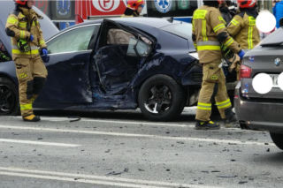 Zderzenie dwóch samochodów w Tarnowie. Trzy osoby poszkodowane, duże utrudnienia w ruchu