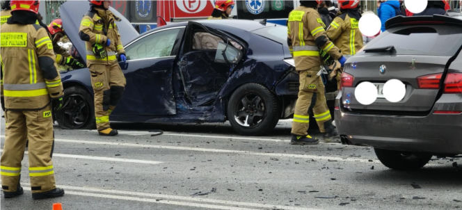 Zderzenie dwóch samochodów w Tarnowie. Trzy osoby poszkodowane, duże utrudnienia w ruchu