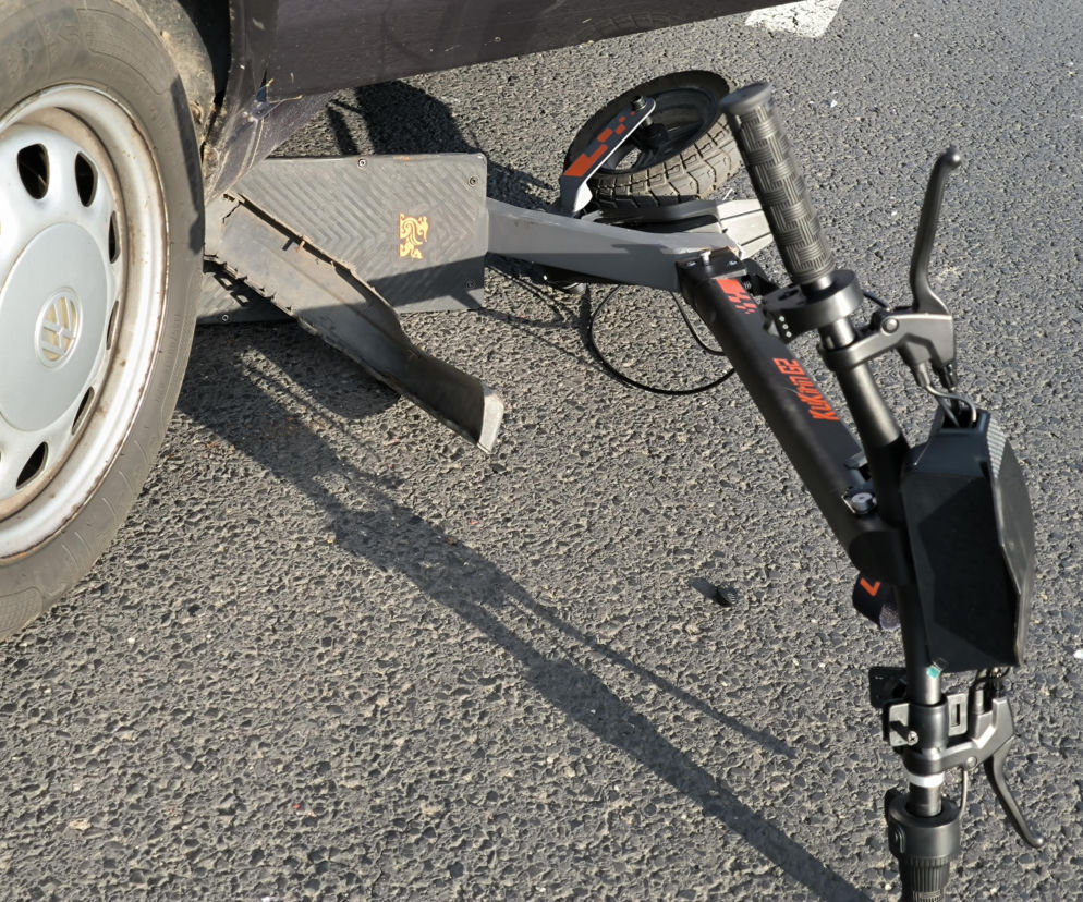 Wypadek w Lesznie. Kukirin pod kołami osobówki