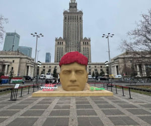 Pięciometrowa głowa przed Pałacem Kultury. O co tu chodzi?!