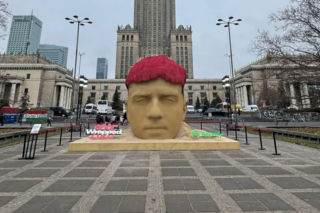 Pięciometrowa głowa przed Pałacem Kultury. O co tu chodzi?!
