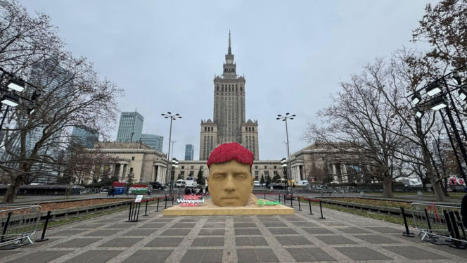Pięciometrowa głowa przed Pałacem Kultury. O co tu chodzi?!