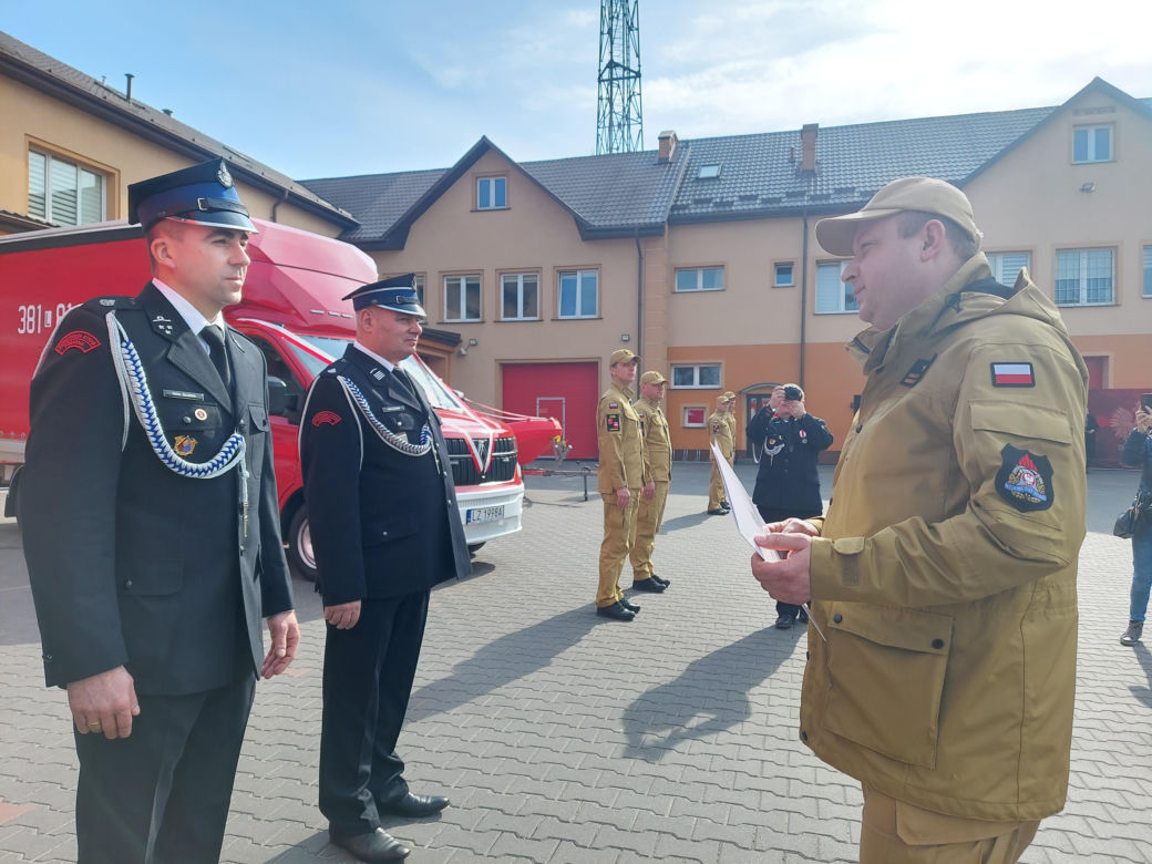 Przekazanie sprzętu strażakom