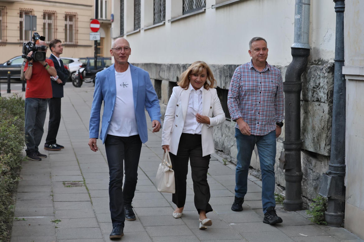 Zamiast na Nowogrodzkiej, Morawiecki i jego stronnicy spotkali się przy Konopnickiej. Były cukierki dla dziennikarzy