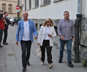 Zamiast na Nowogrodzkiej, Morawiecki i jego stronnicy spotkali się przy Konopnickiej. Były cukierki dla dziennikarzy