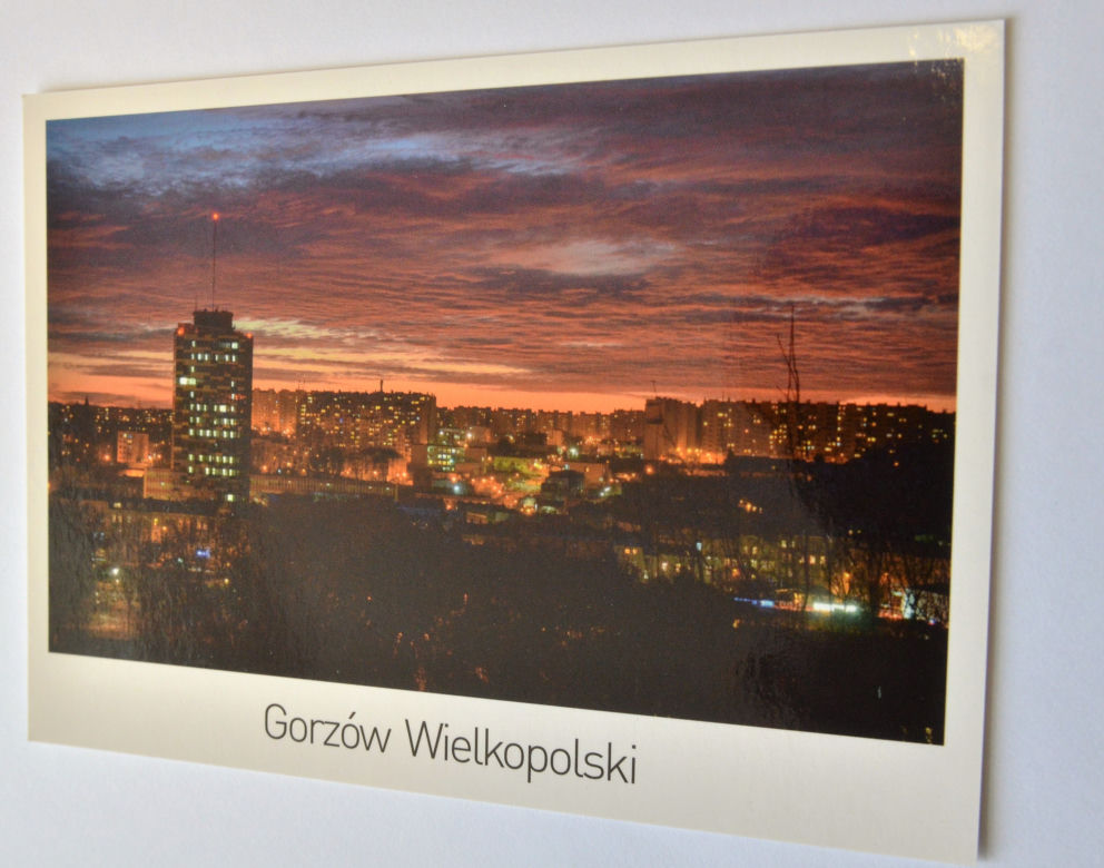Urzędnicy rozdają pocztówki. Zobaczcie kilka. 