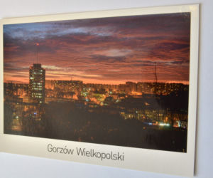 Urzędnicy rozdają pocztówki. Zobaczcie kilka. 