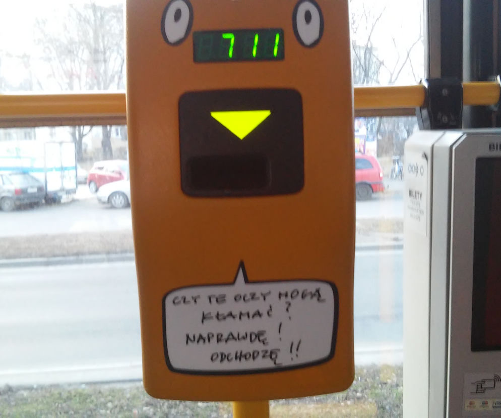 Żółte kasowniki żegnają się z pasażerami