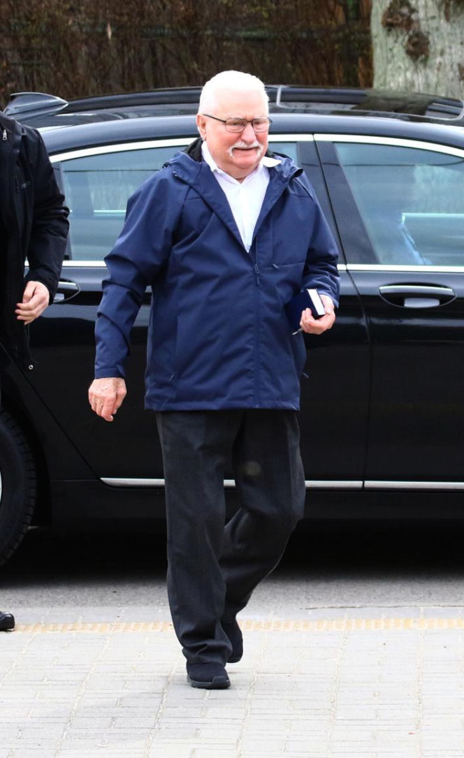 Wiosenny Lech Wałęsa na wielkanocnej mszy