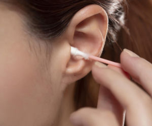 Nie wpychaj ich do ucha! Popularny nawyk grozi trwałym uszkodzeniem słuchu