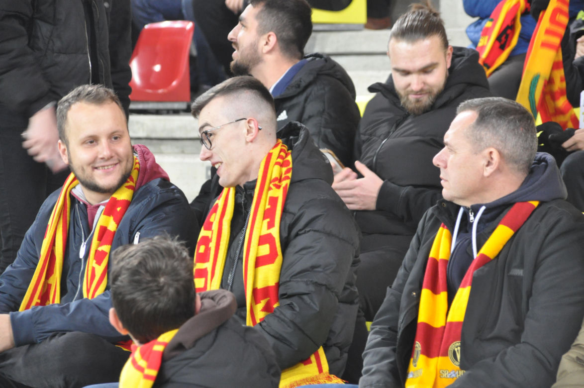 Żółto-czerwono na Suzuki Arenie! Zdjęcia kibiców na meczu Korona Kielce - Jagiellonia Białystok
