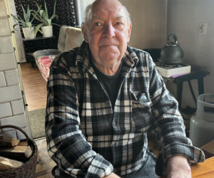 Pan Adam stracił wzrok po śmierci żony. Niespodziewanie zapukali do niego policjanci