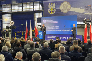 Konrad Gołota podczas palenia blach okrętu Ratownik