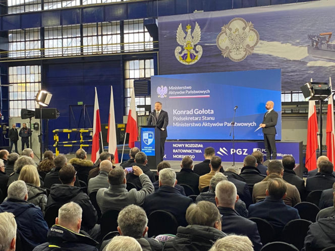 Konrad Gołota podczas palenia blach okrętu Ratownik