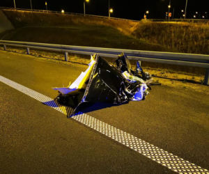 Z całym impetem wjechał w tył ciężarówki. NIE ŻYJE pasażer. Nocna makabra na S5 pod Śmiglem