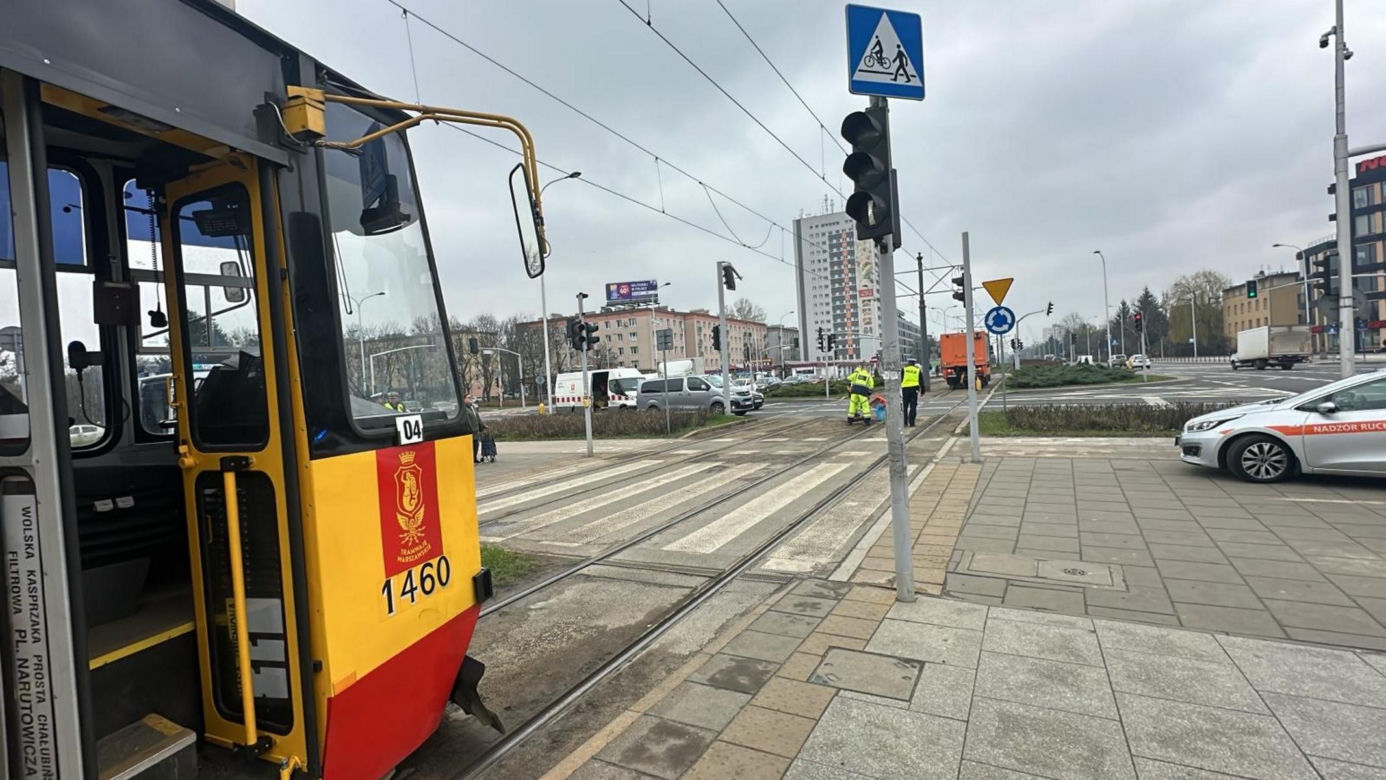 Warszawa, Mokotów. Dramat na rondzie Schumana. 17-latek wpadł pod ruszający tramwaj