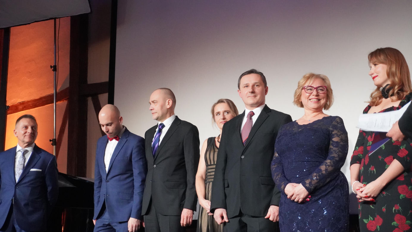 Studniówka w V Liceum Ogólnokształcącym w Krakowie. Tak bawili się uczniowie drugiej szkoły w Polsce! 