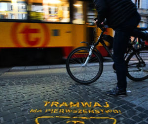 Tramwaj ma pierwszeństwo. Kto umieścił napisy na pl. Zbawiciela?