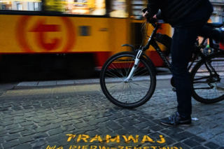 Tramwaj ma pierwszeństwo. Kto umieścił napisy na pl. Zbawiciela?