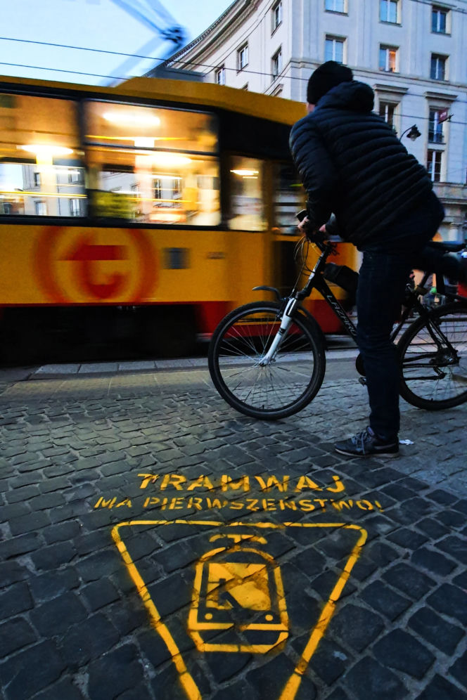 "Tramwaj ma pierwszeństwo". Kto umieścił napisy na pl. Zbawiciela?