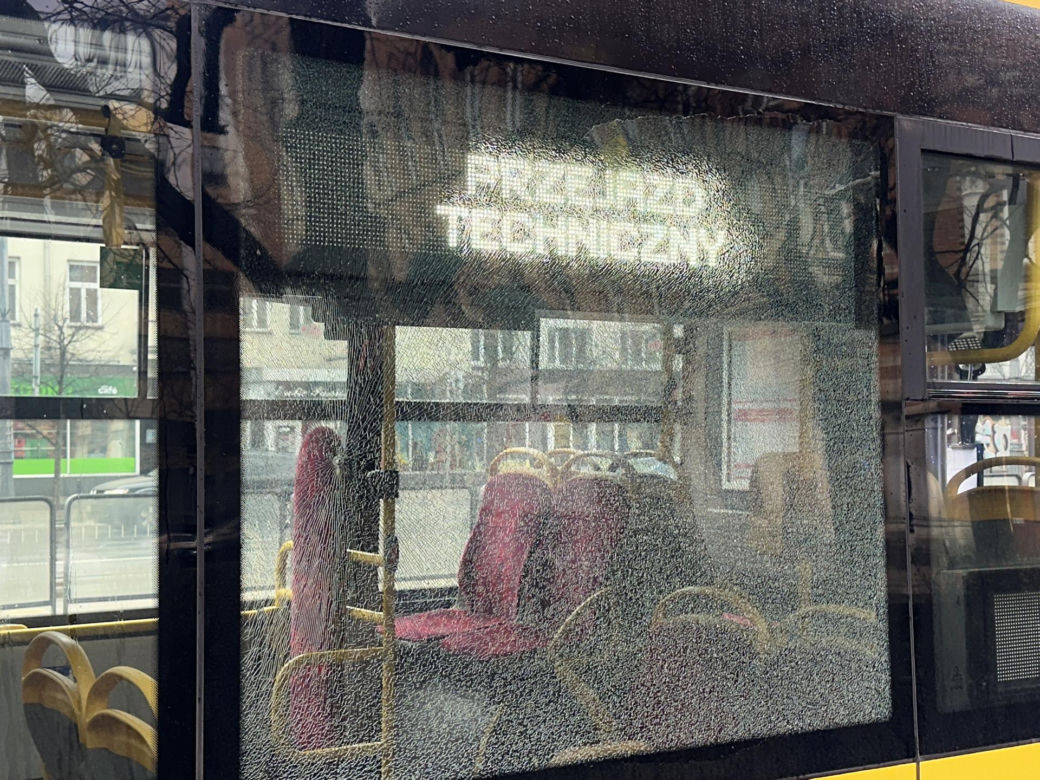Dramat w centrum stolicy. Ktoś ostrzelał autobusy i tramwaj. Trwają poszukiwania sprawcy