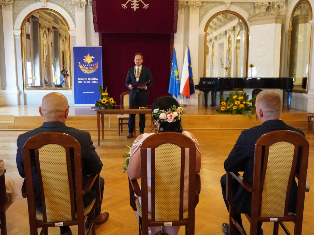 Prezydent Tarnowa udzielił ślubu. Anna i Mariusz powiedzieli sobie „tak” w Sali Lustrzanej