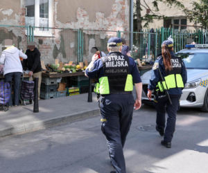 Tyle zarabiają strażnicy miejscy w Warszawie. Stawki mogą zaskoczyć