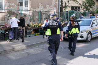 Tyle zarabiają strażnicy miejscy w Warszawie. Stawki mogą zaskoczyć