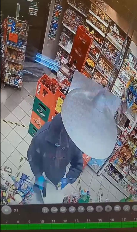 Napad z bronią w ręku na Żabkę w Oławie. Napastnik nacisnął na spust