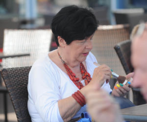 Senyszyn na plaży podrywa półnagich mężczyzn