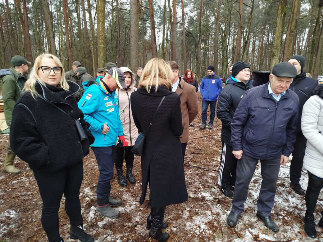 W akcji sadzenia lasu z okazji 80-lecia Nadleśnictwa Siedlce uczestniczyło ponad sto osób