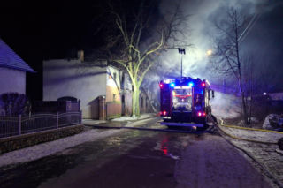 Pożar warsztatu w Kąkolewie koło Leszna. Na miejscu kilkanaście zastępów straży