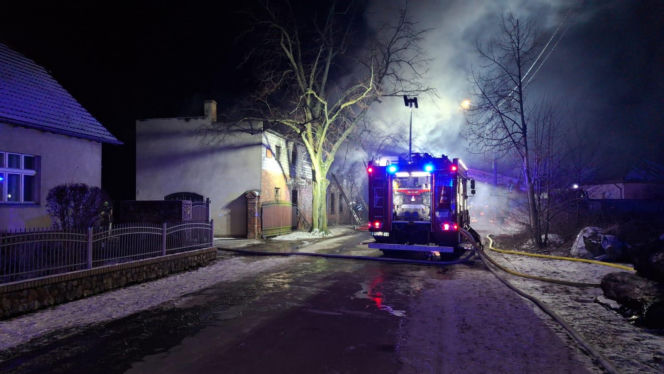 Pożar warsztatu w Kąkolewie koło Leszna. Na miejscu kilkanaście zastępów straży