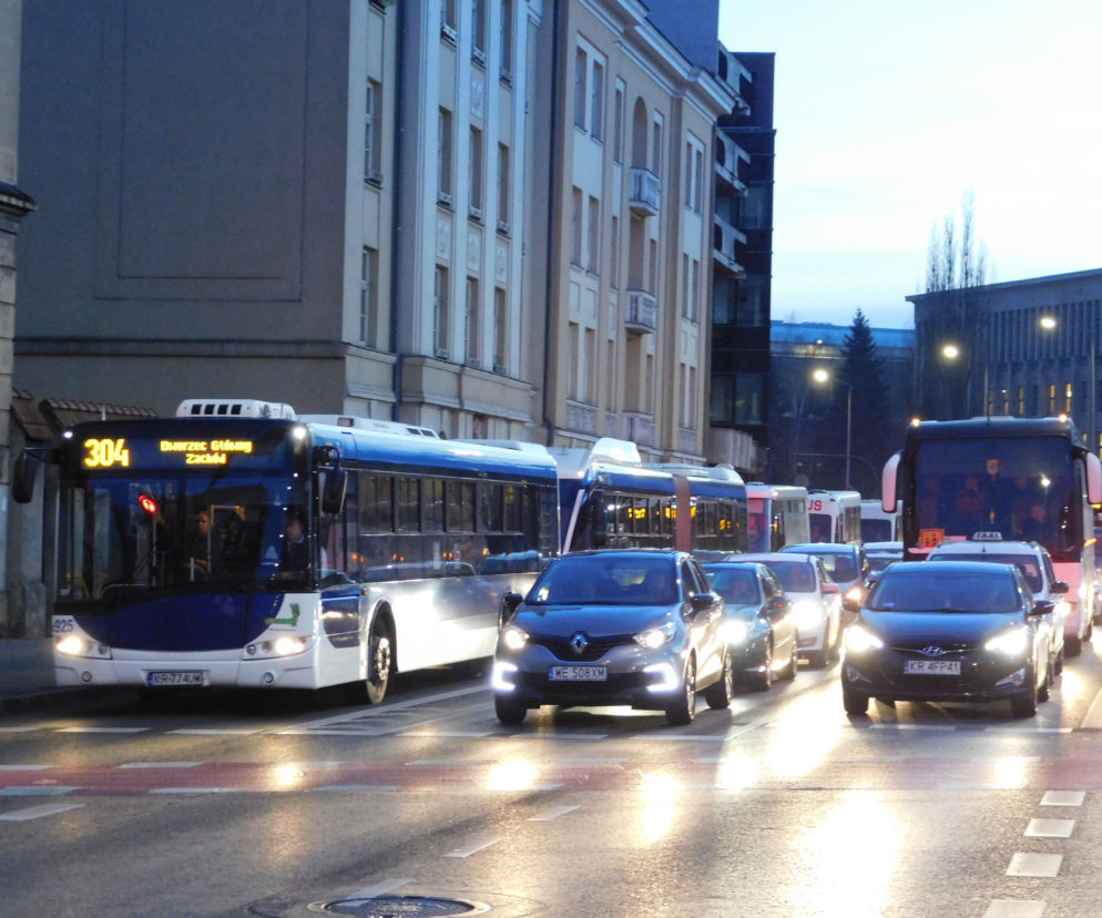 Urzędnicy zmieniają rozkłady jazdy. Będą ciche cięcia w liniach autobusowych