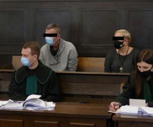 Proces małżeństwa oskarżonego o spowodowanie ciężkich obrażeń ciała po ataku psów