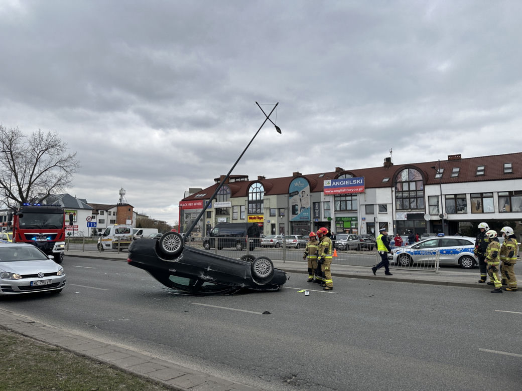 Potworne zderzenie na warszawskiej Pradze. Auto uderzyło w latarnię i sunęło po jezdni na dachu
