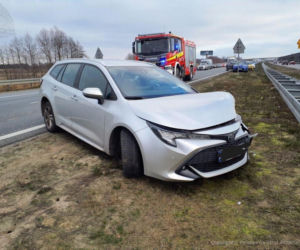 Karambol na A2! Siedem aut w zderzeniu pod Skierniewicami. Trasa zablokowana, gigantyczne korki