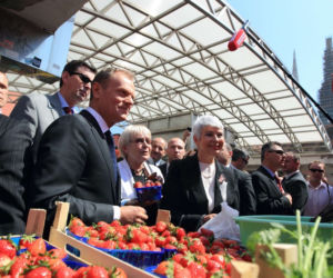 Donald Tusk kupuje truskawki na targu w Zagrzebiu