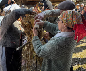 Tłumy w lubelskim Skansenie pożegnały zimę. Jeden z dawnych przesądów do dziś mrozi krew w żyłach