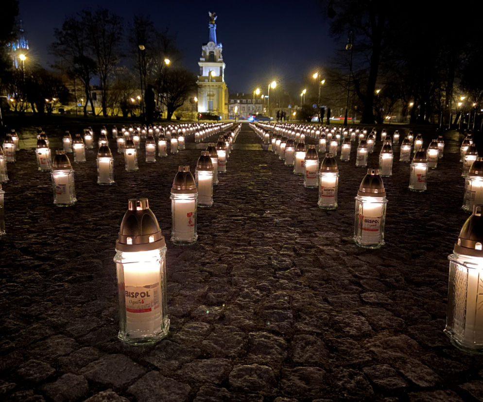 W Białymstoku zapłonęły 363 znicze - tyle, ilu mieszkańców miasta zmarło na COVID-19 przez rok pandemii