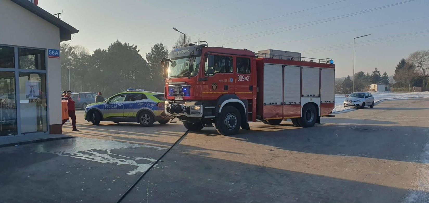 Bohaterska reakcja w czasie pożaru auta pod sklepem! Klient nie wahał się ani chwili