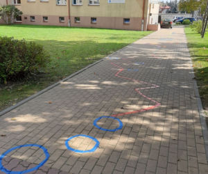 Gry chodnikowe przy Szkole Podstawowej nr 4 w Łomży