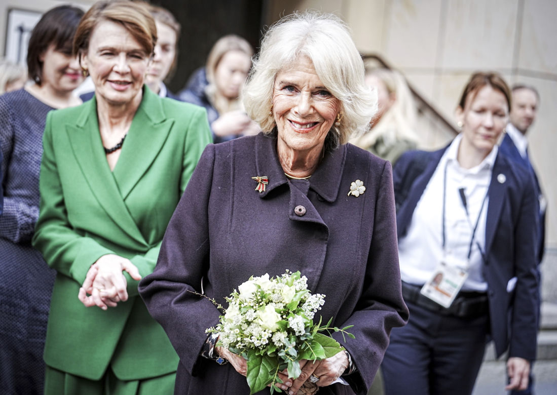 Stylizacje dla kobiet po 50-tce inspirowane królową Camillą 