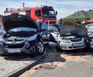 Nowy Sącz. Wypadek na ul. Tarnowskiej. Dzieci wśród poszkodowanych, trzy osoby w szpitalu [ZDJĘCIA]