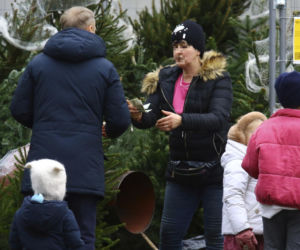 Premier Donald Tusk ma gest? Kupił dwie choinki i odmówił reszty