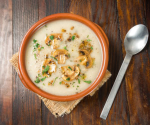 Zalewajka z pieczarkami - niedroga, a smaczna zupa na rozgrzewkę