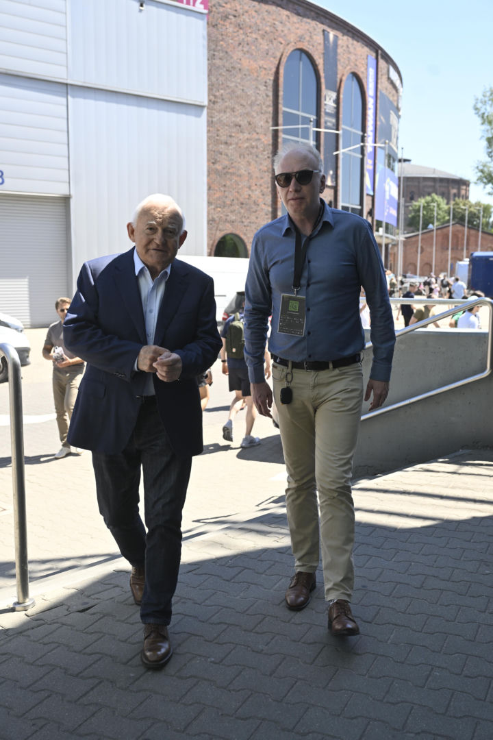 Były premier Leszek Miller na warszawskich Targach Obronnych