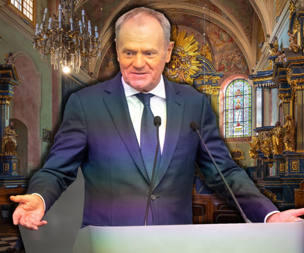 Premier Donald Tusk przemawiający przy mównicy na tle barokowego wnętrza kościoła. O Funduszu Kościelnym przeczytasz na Eska.