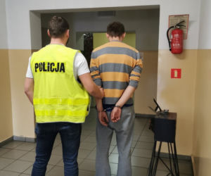 Zabrze. Zniszczył kościelny witraż i ukradł skarbonkę. Lepkie ręce miał od dawna [ZDJĘCIA]